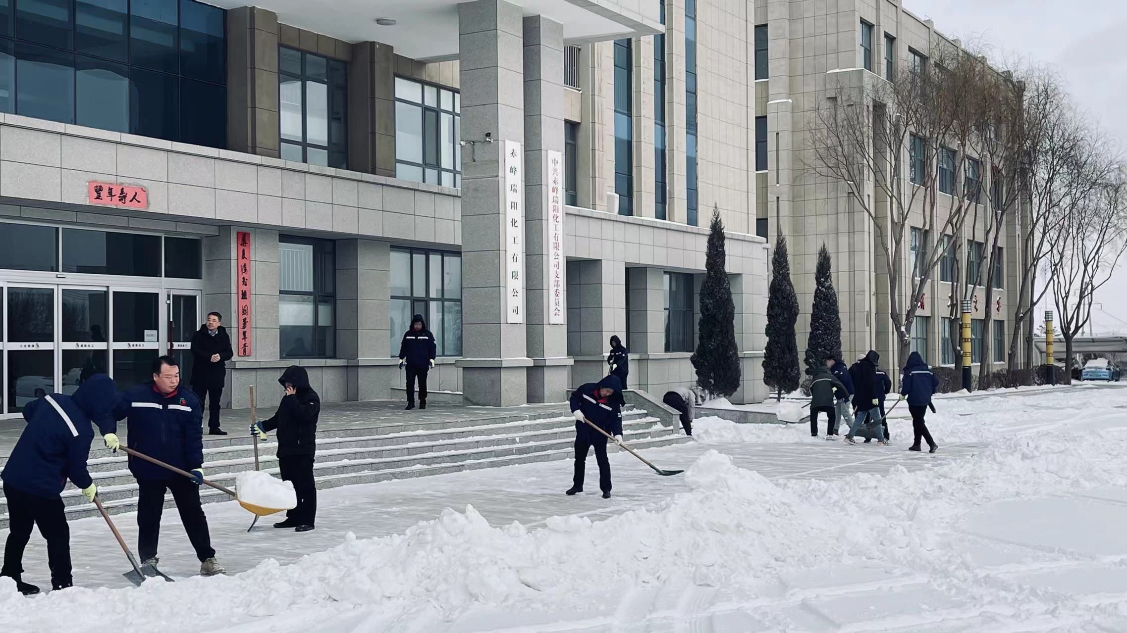 不畏嚴(yán)寒，除雪保安全出行